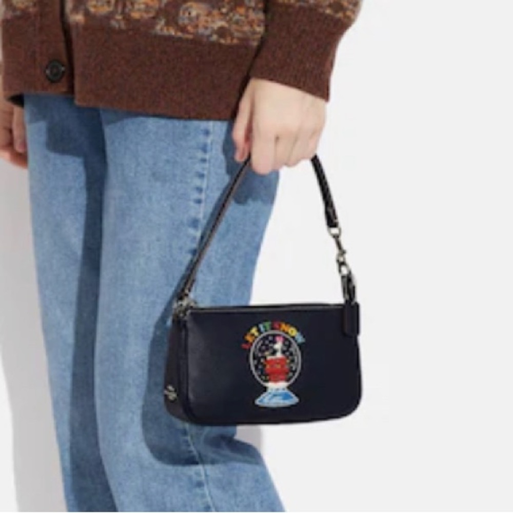 Authentic COACH Pebbled leather Peanut snoopy collection zip shoulder/wristlet - Picture 5 of 15